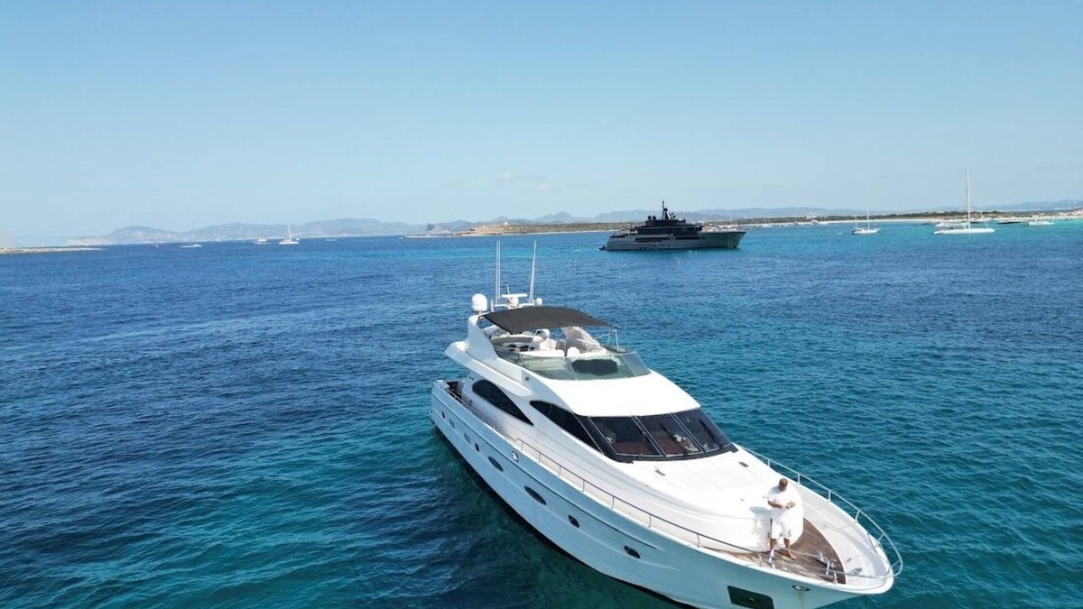 Monte Carlo City Centre Boat Rental | 4-bedroom boat in wonderful Monaco with Jacuzzi