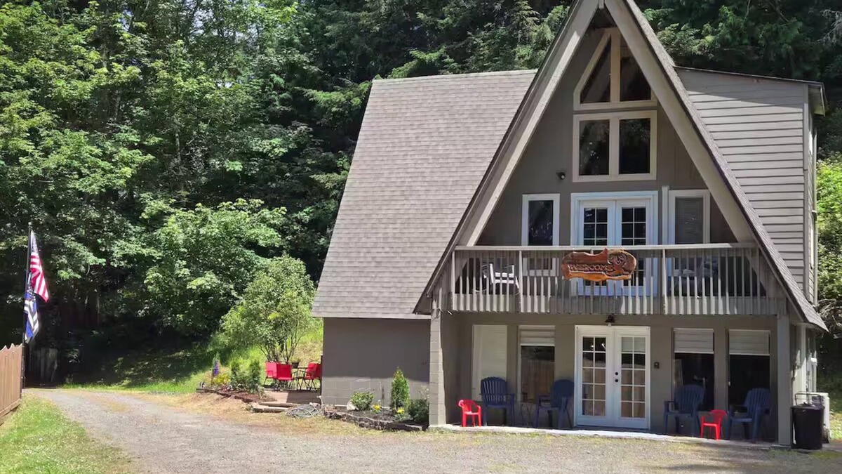 Lakeside Ski Chalet | 4-bedroom cabin in peaceful Lakeside Oregon