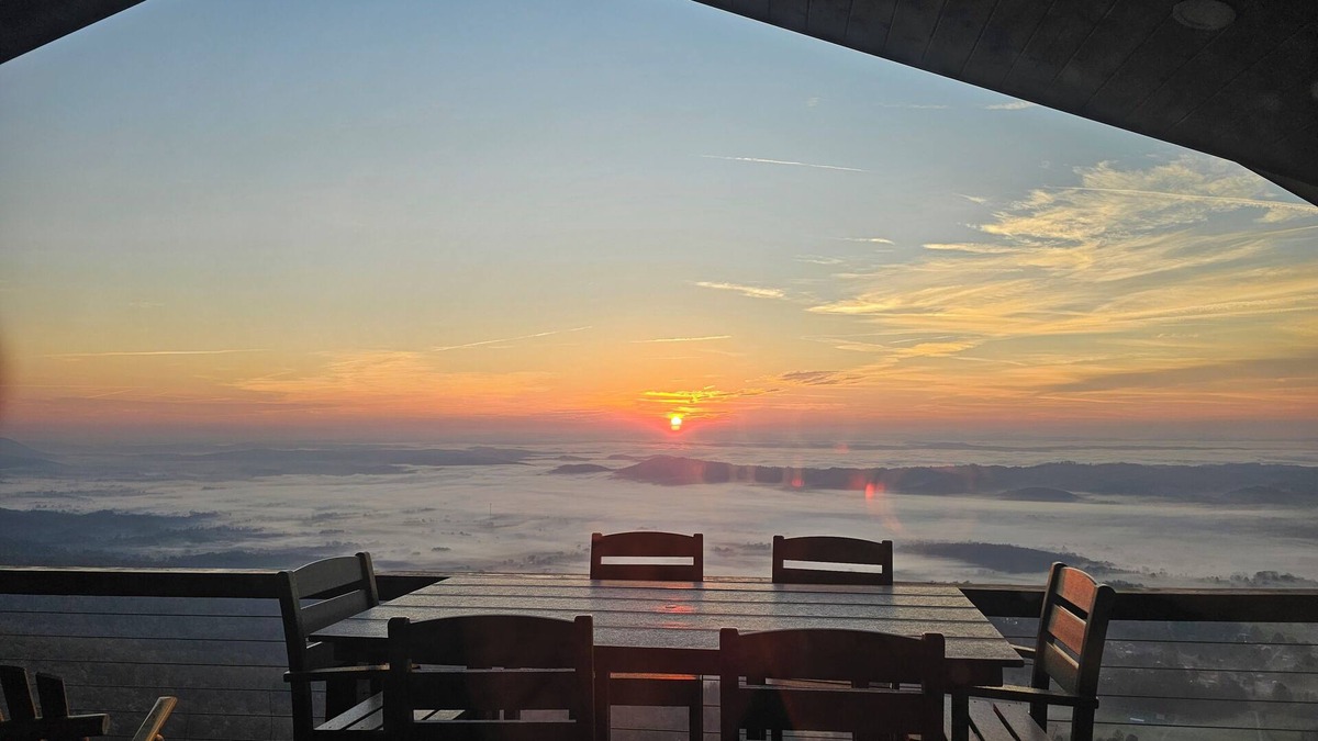 La Follette Cabin | 4 bedroom cabin with breath taking mountain top views, close to off road trails.