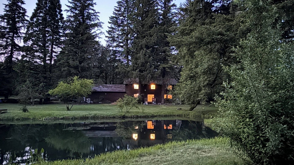 Amboy House | 4-Bedroom Chateau – Luxurious Retreat with Pond, Creek, and Modern Amenities