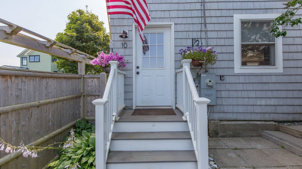 Higgins Beach House | 4 bedroom cottage 1 minute walk to Higgins Beach