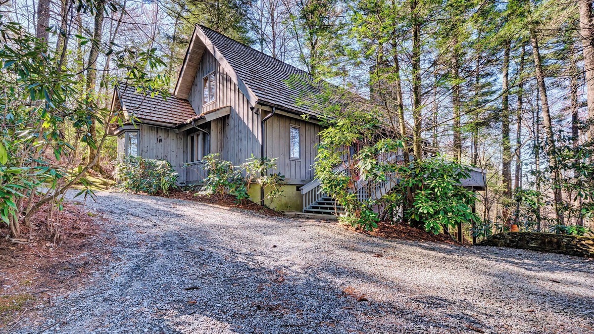Cashiers Cottage | 4 Bedroom Cottage located in the High Hampton community of Cashiers, NC - Gabel Cottage