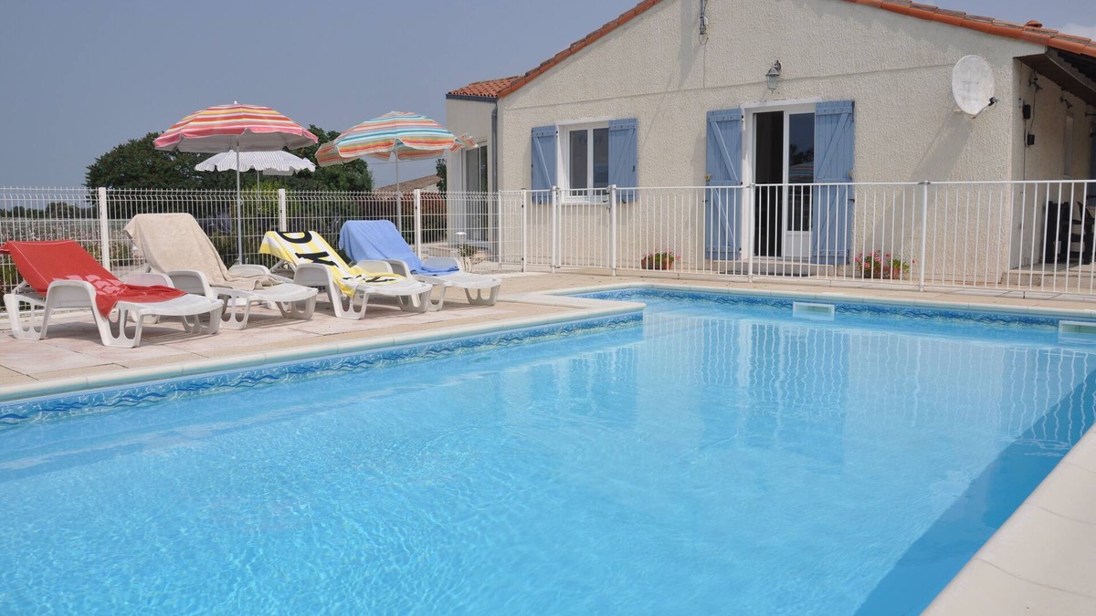 Chenac-Saint-Seurin-d'Uzet House | 4 Bedroom detached chalet with private swimming pool and outstanding view