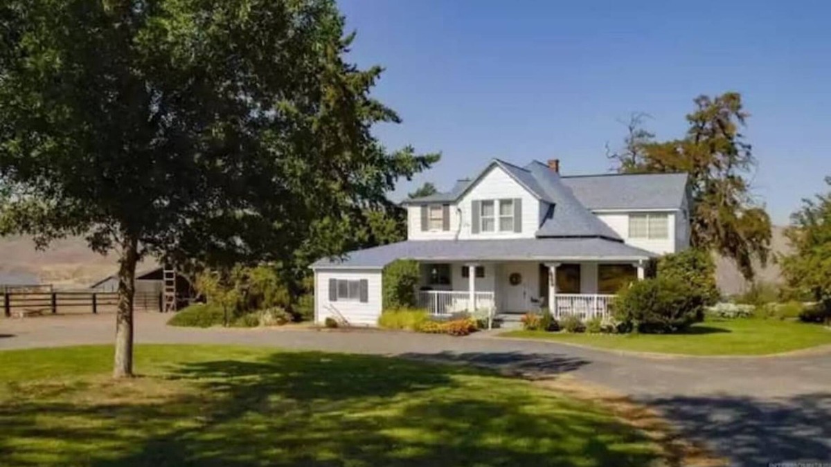Clarkston Other | 4 Bedroom Farmhouse at Edge of Town