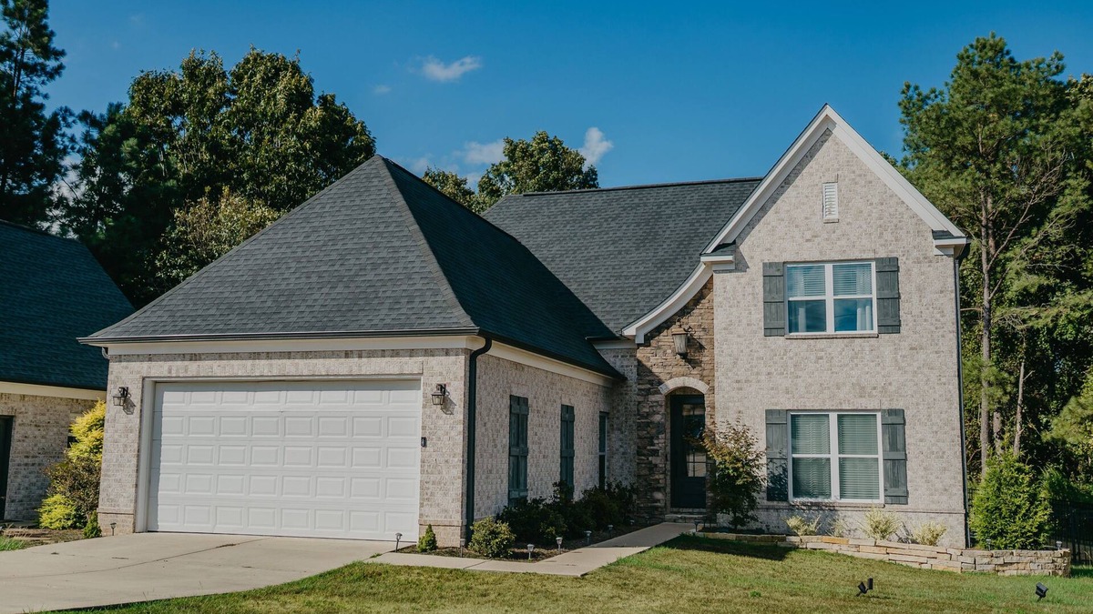 Oxford House | 4-Bedroom Gameday Oasis by the Lake