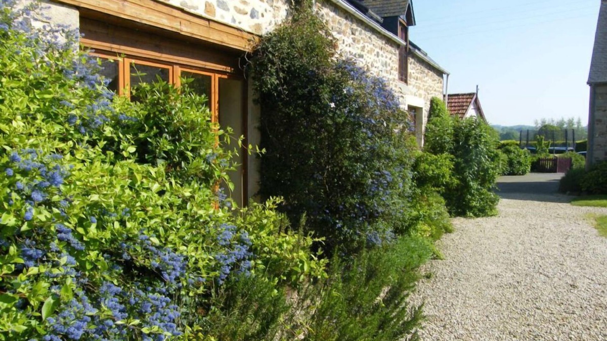 Henansal Cottage | 4 bedroom gite sleeping 8 with a heated covered pool