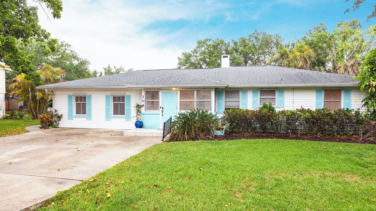 Osprey House | 4-bedroom heated pool house 5 minutes to the beach