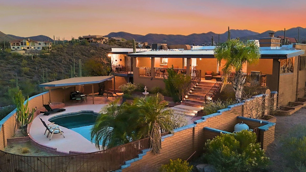 Tucson House | 4 Bedroom Hilltop Retreat with Pool, Spa & City Views – Near Saguaro National Park & Downtown