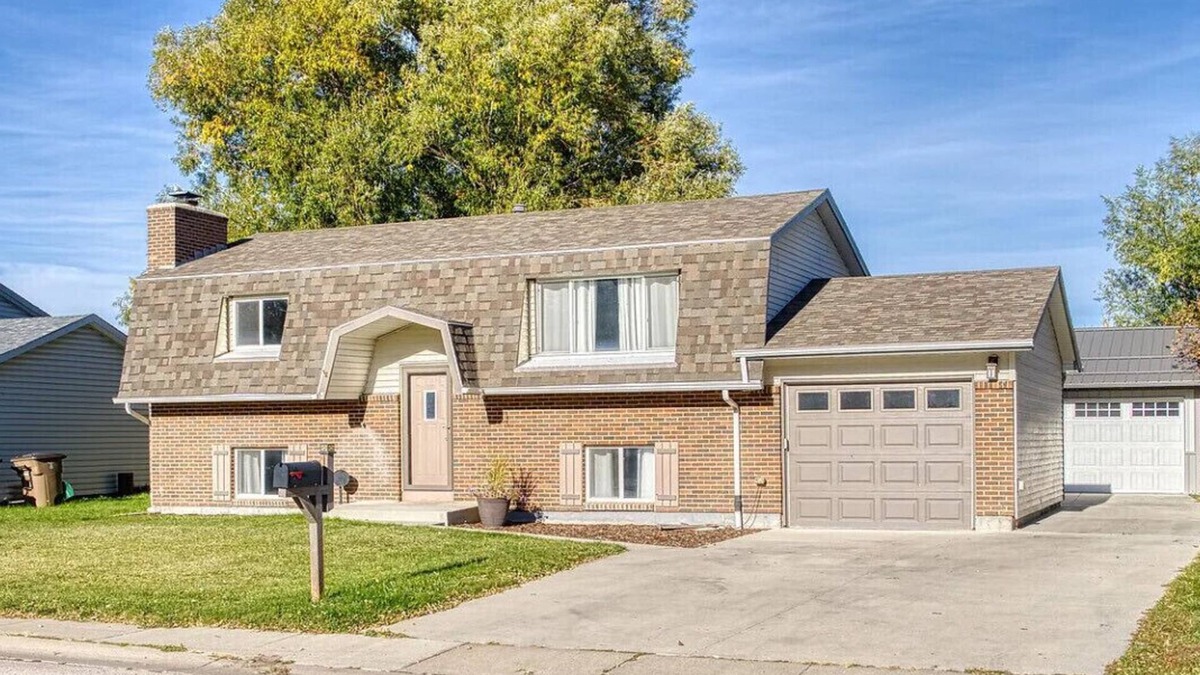 Gillette House | 4 bedroom home close to camplex, airport and shopping