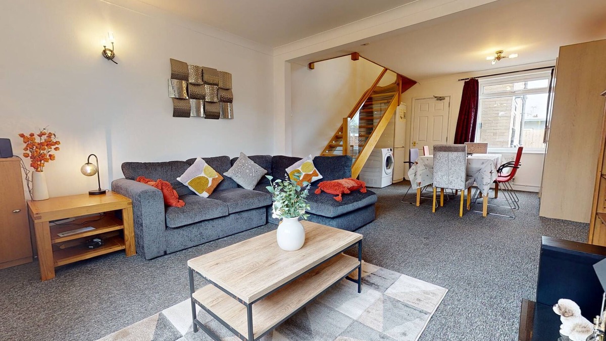 Milton House | 4 Bedroom Home - Sleeps 10 - Free Parking