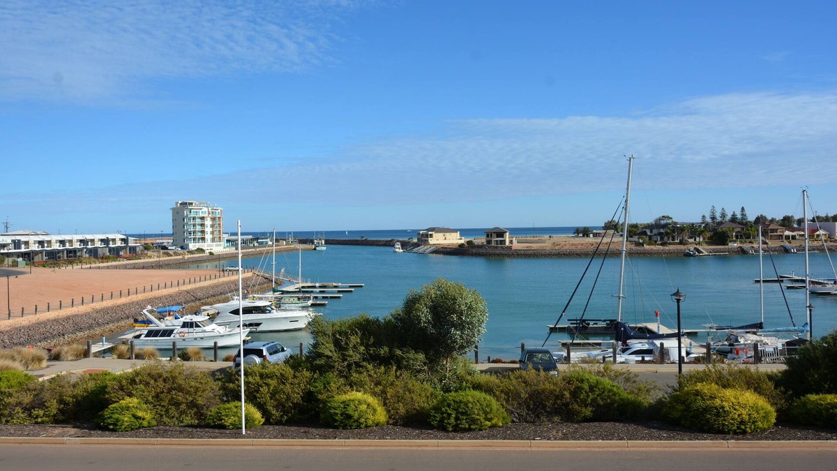 Wallaroo House | 4 bedroom home, sleeps 10 located in the Marina with Awesome Views