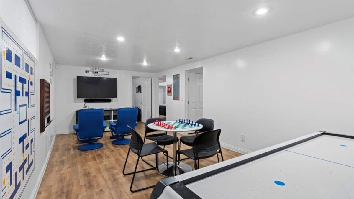 Taylorsville House | 4 bedroom Hot Tub Game Room Super Clean Pet Friend