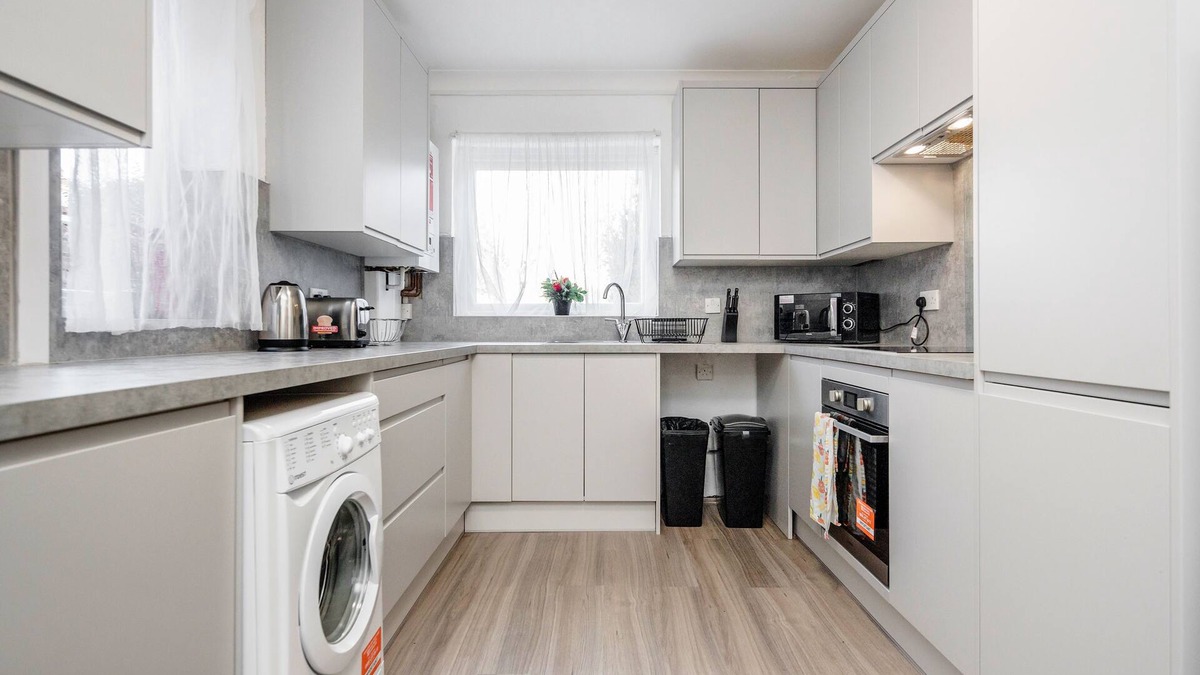 Chelmsford House | 4 Bedroom House, Free Parking, Contractor's Haven