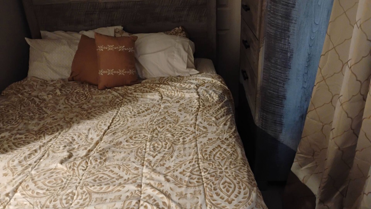 West Pullman Apartment | 4-bedroom house in brilliant Chicago with AC, WiFi. Enjoy your stay.
