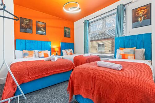 Eccles House | 4 Bedroom House in Eccles, Trafford, Manchester - Sleeps 10 - 3 Double Beds - 4 Single Beds - FREE PARKING, Garden & Fast Fibre Wi-Fi - Close to Trafford Centre, MediaCityUK, Salford Quays, and both Old Trafford stadiums