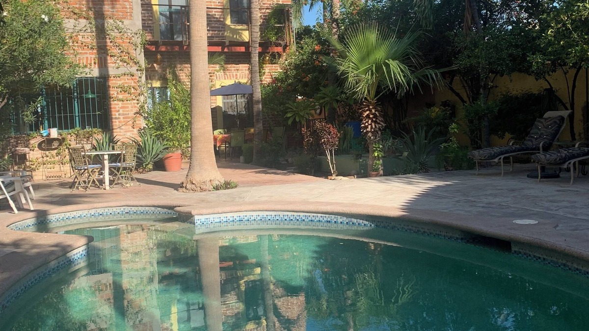 La Paz House | 4-bedroom house in La Paz WiFi, AC pool. Large garden yard. Your private resortn