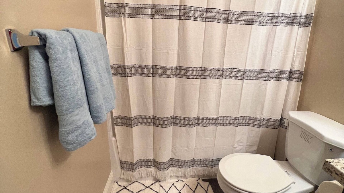 Pixley House | 4 bedroom house in Pixley with WiFi, AC. Book your stay now
