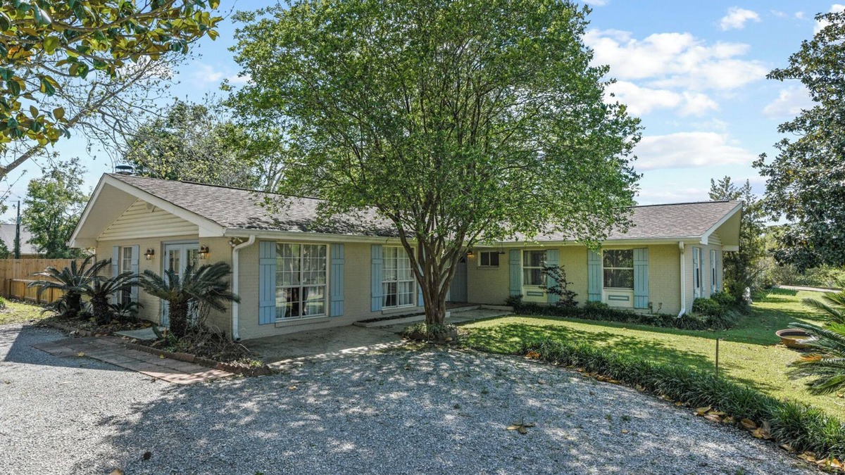 Bay St Louis House | 4-bedroom house in charming Bay St Louis, sleeps 12, 3 minutes to downtown. Wifi