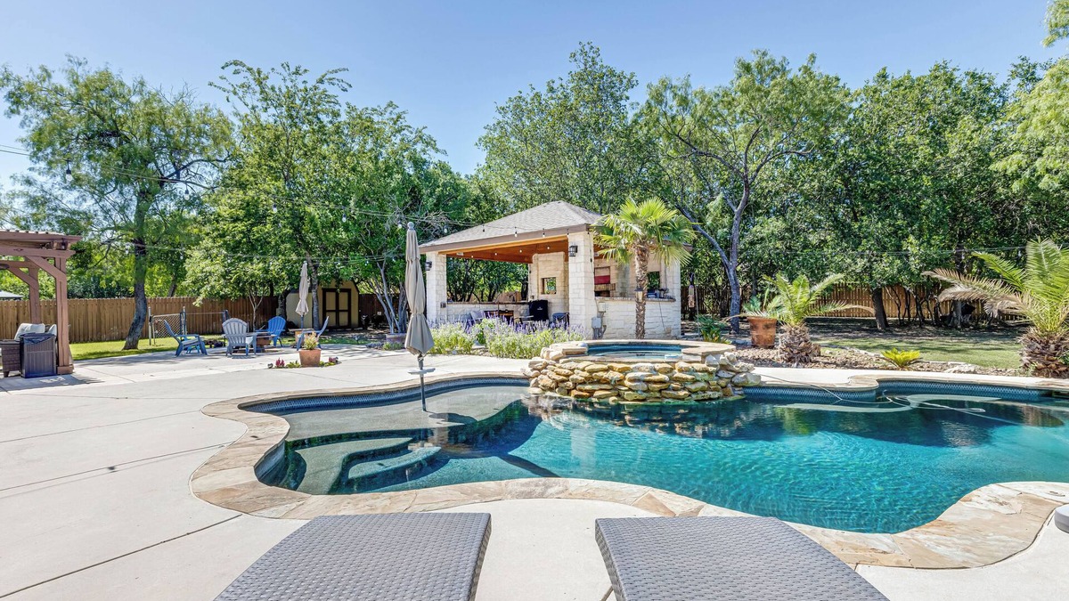 San Antonio House | 4-bedroom house in San Antonio, close to Sea World and Lackland AFB with pool!