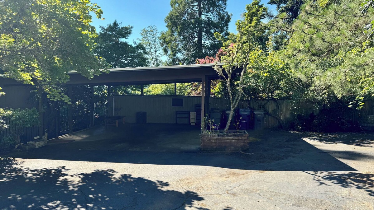 Southeast Eugene House | 4-bedroom house on 4 peaceful acres in South Eugene with WiFi, AC & EV charging!