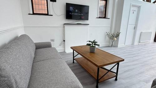 Chadwell Heath Bed & Breakfast | 4 Bedroom House - Romford