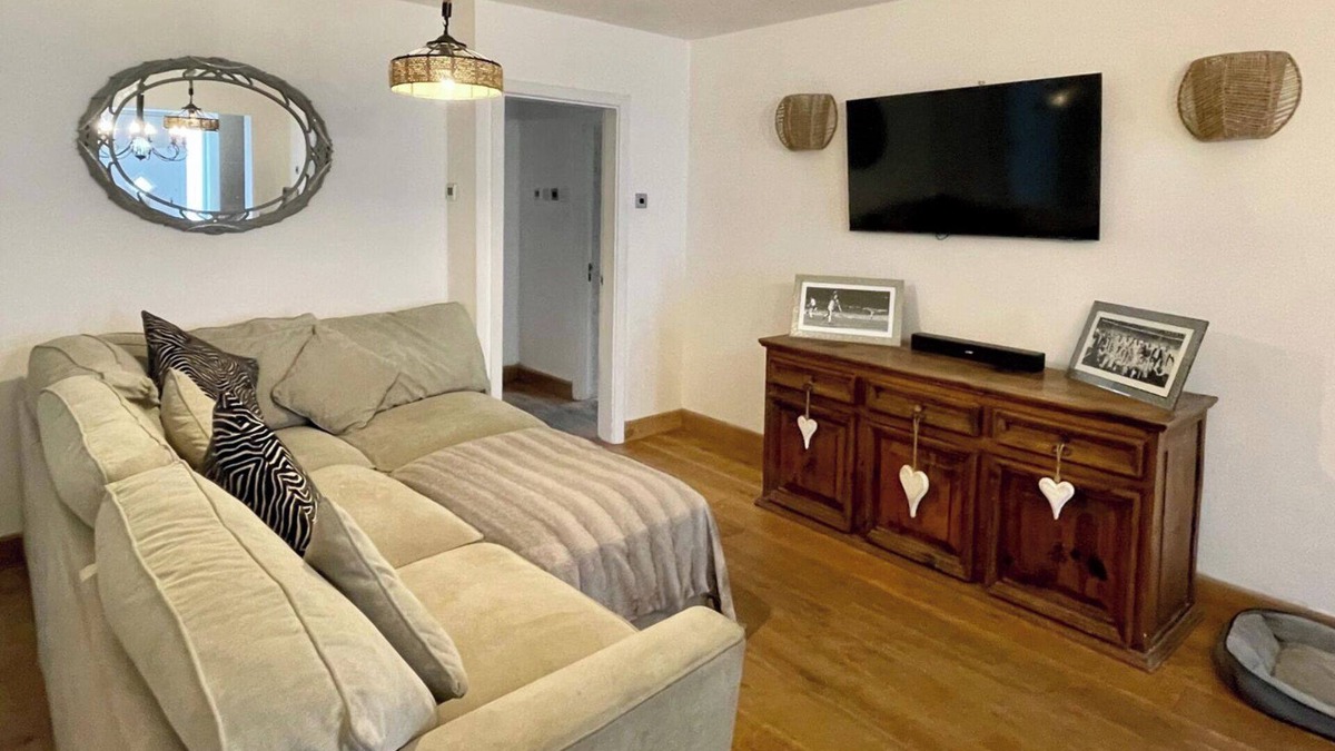 Trafford House | 4 Bedroom House, Sleeps 8- Hot Tub, Pets, Parking