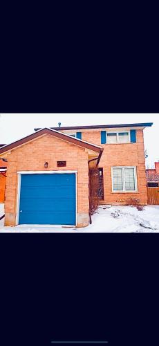 Belleville House | 4 Bedroom House steps to 401, Perfect for long stays