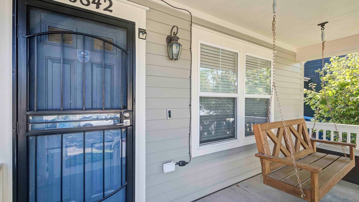 Henderson House | 4-bedroom house w/Hot Tub, Patio, Fire pit, King Master