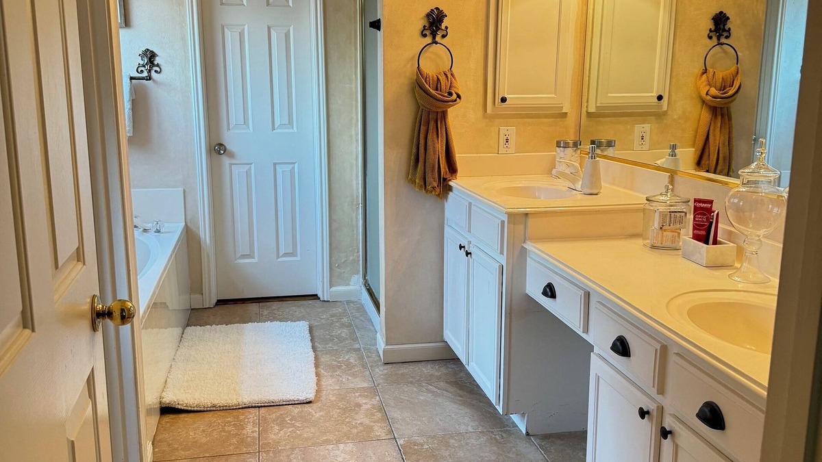 Sugar Land House | 4-bedroom house WiFi, AC. Pet and Family Friendly perfect for gatherings