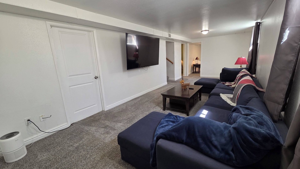 Dupont House | 4 Bedroom house within 10 minutes of Downtown Denver! Full house with yard.