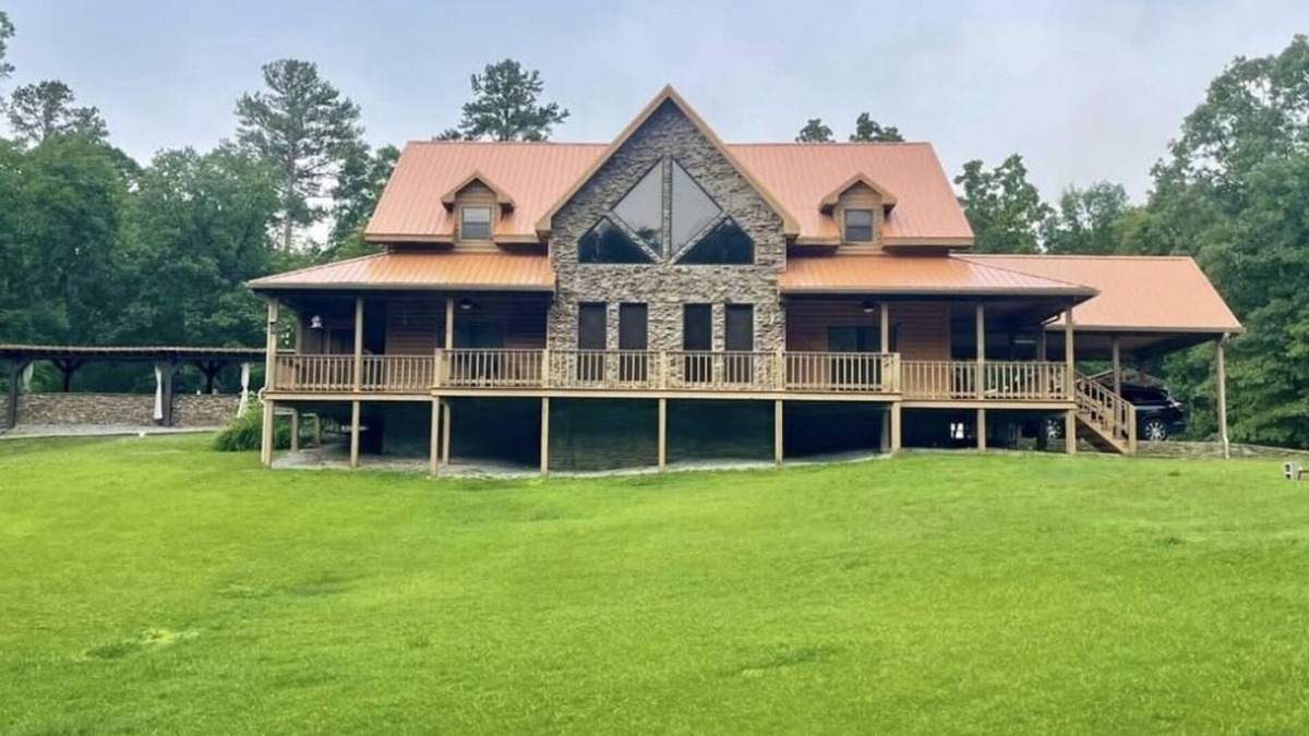 Coffeeville House | 4-bedroom Lakehouse literally a minute to Grenada Lake Salt Water Pool Beautiful