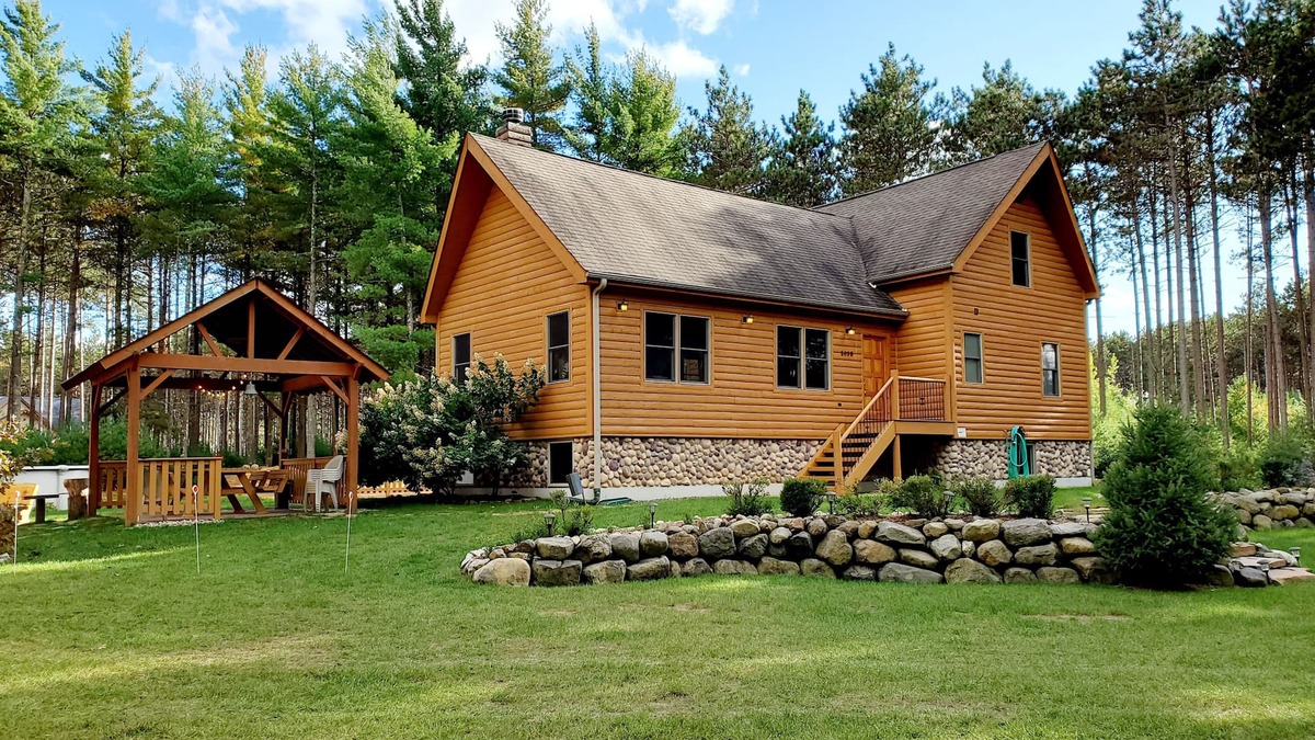 Adams Cabin | 4 Bedroom lodge on wooded land with heated swimming pool and hot tub