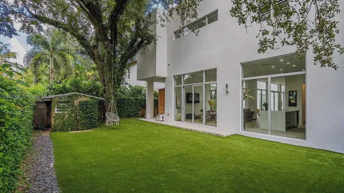 Coral Terrace House | 4-bedroom Miami Mansion with AC, WiFi, cold plunge, pool table and jacuzzi