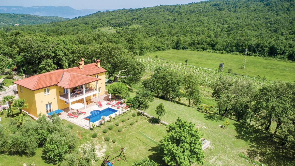 Rogocana House | 4 bedroom pet friendly home in Kranjci