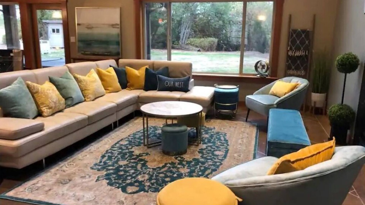 Central Saanich House | 4 Bedroom Seabrook Farmhouse with Hot Tub & Swimming Pool on 8 Acre Berry Farmn