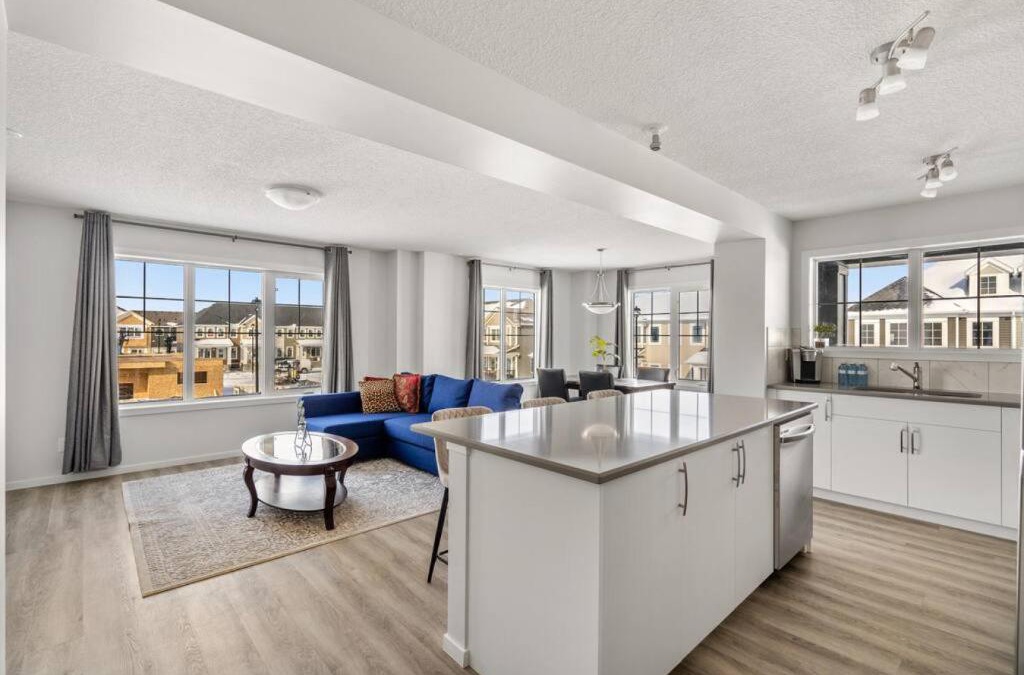 Airdrie House | 4 Bedroom Town Home with Garage Parking, Fast WiFi, Smart TV with Netflix, Fully Equipped Kitchen, Sleeps 10, Ideal for Families