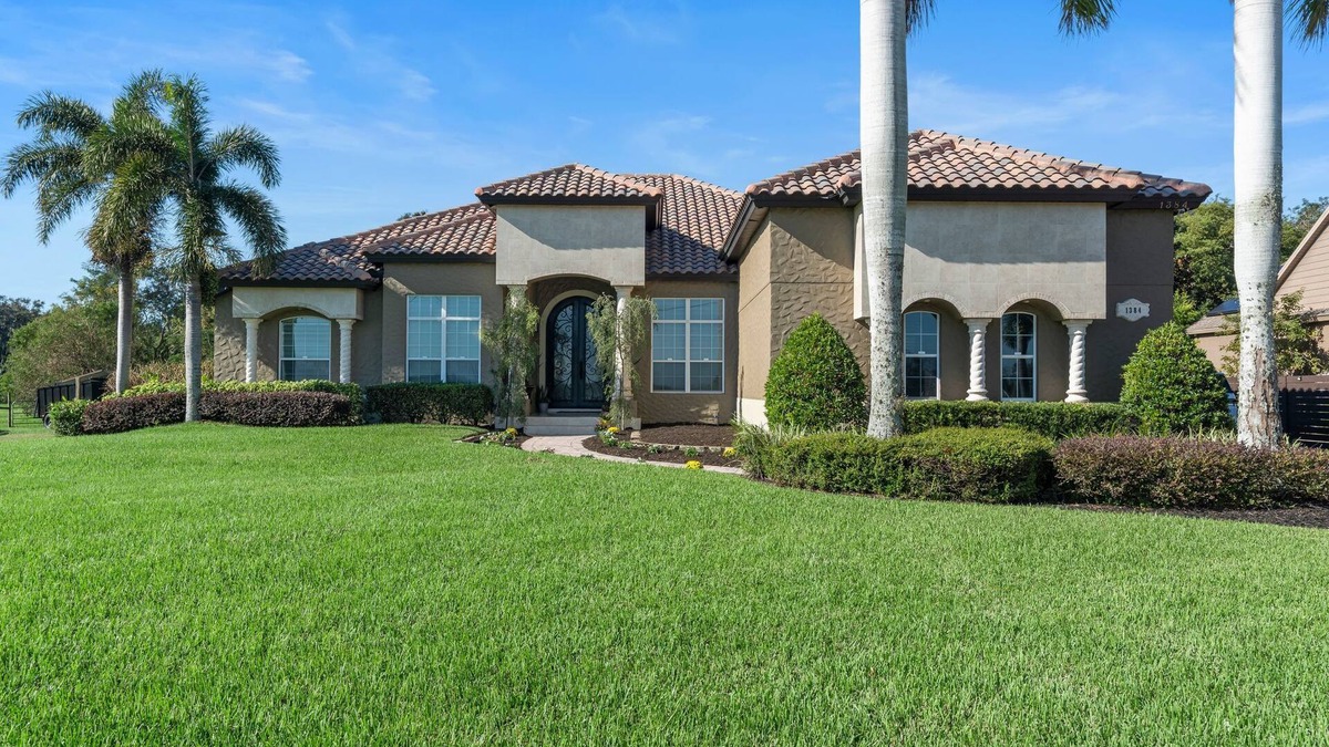St. Cloud House | 4-bedroom Vacation house with pool in Kissimmee close to attractions.