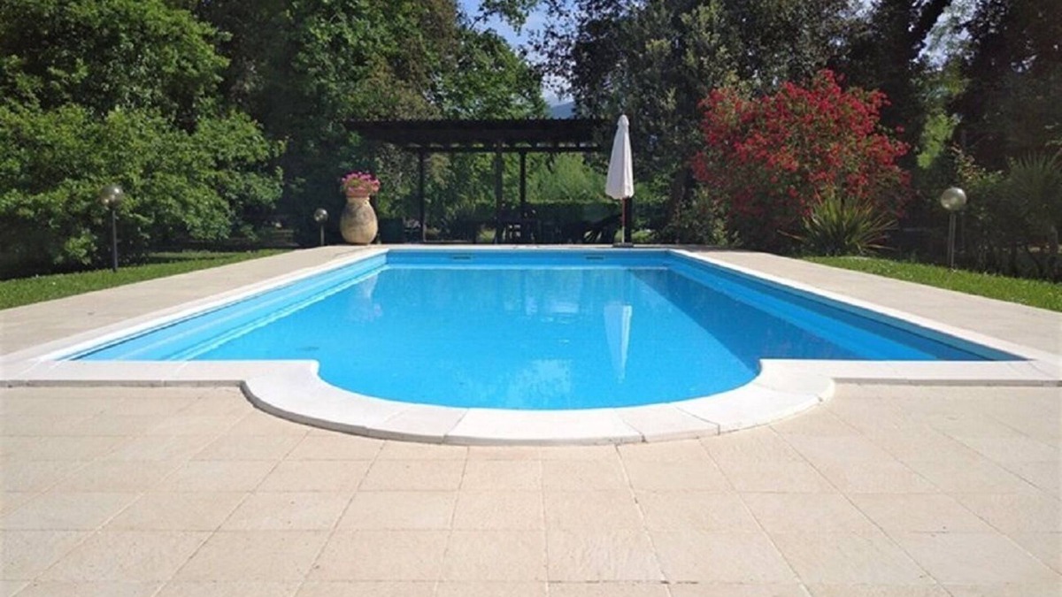 Ronchi Villa | 4 Bedroom Villa in Massa