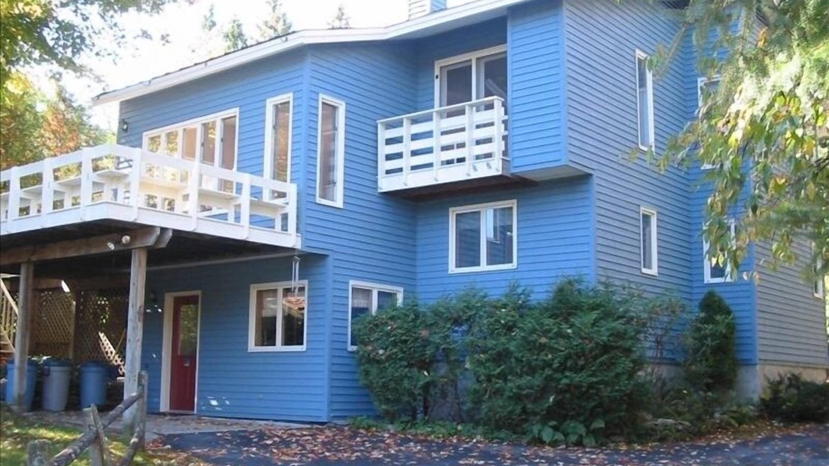 Hillcrest House | 4 Bedroom Village Home Sleeps 8 with Hot Tub & Game Room STR Permit 20-00233