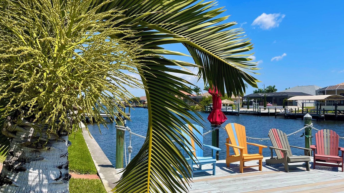 Pelican Villa | 4 bedrooms (2 MASTERBÄDER) in total 3 bathrooms SOUTH-facing large pool, boat dock fiber optic network