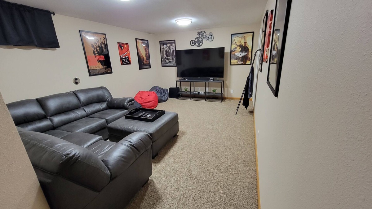 Ames House | 4 bedrooms. 2 miles to ISU. Quiet Cul-de-sac.