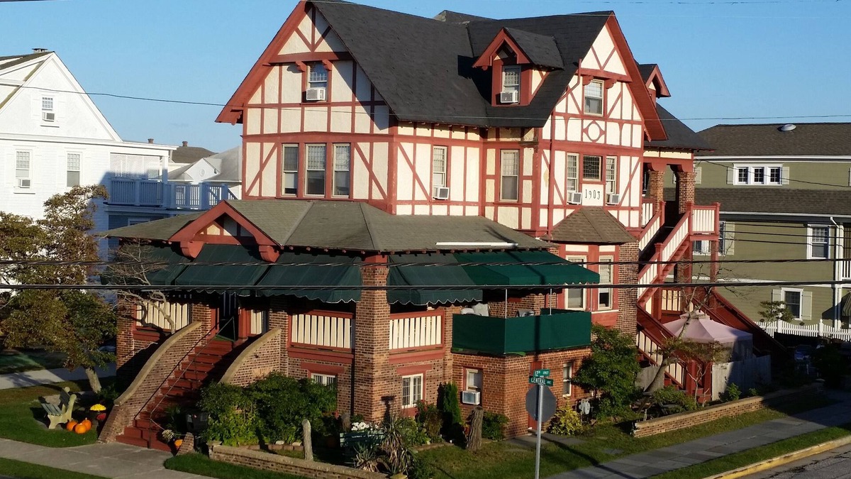 North End Condo | 4 Bedrooms/3.5 bath/Ground Floor Condo @ 12th and Central, Sleeps 4-9, A/C, Park