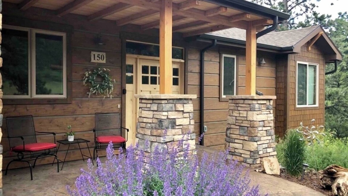 Estes Park House | 4 bedrooms 3 bath close to downtown and RMNP- beautiful!