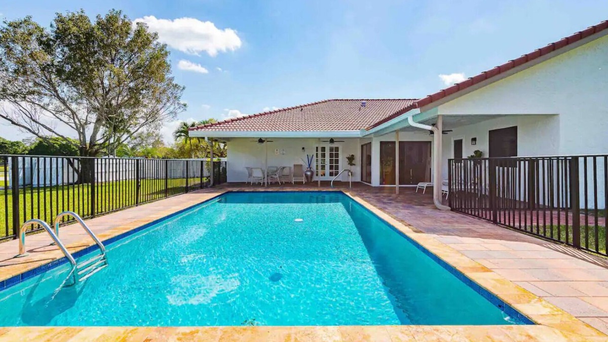 Jog Road House | 4 BR 3.5 w/pool. Near Delray Beach and Wellington and equestrian communitiesn