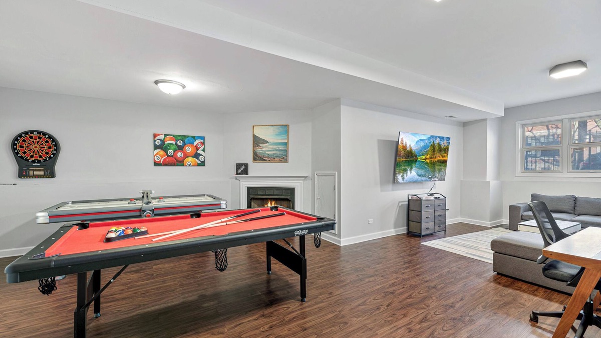 West Town Apartment | 4 br/3ba, Great for Large Groups, Garage Parking. Spacious and updated!
