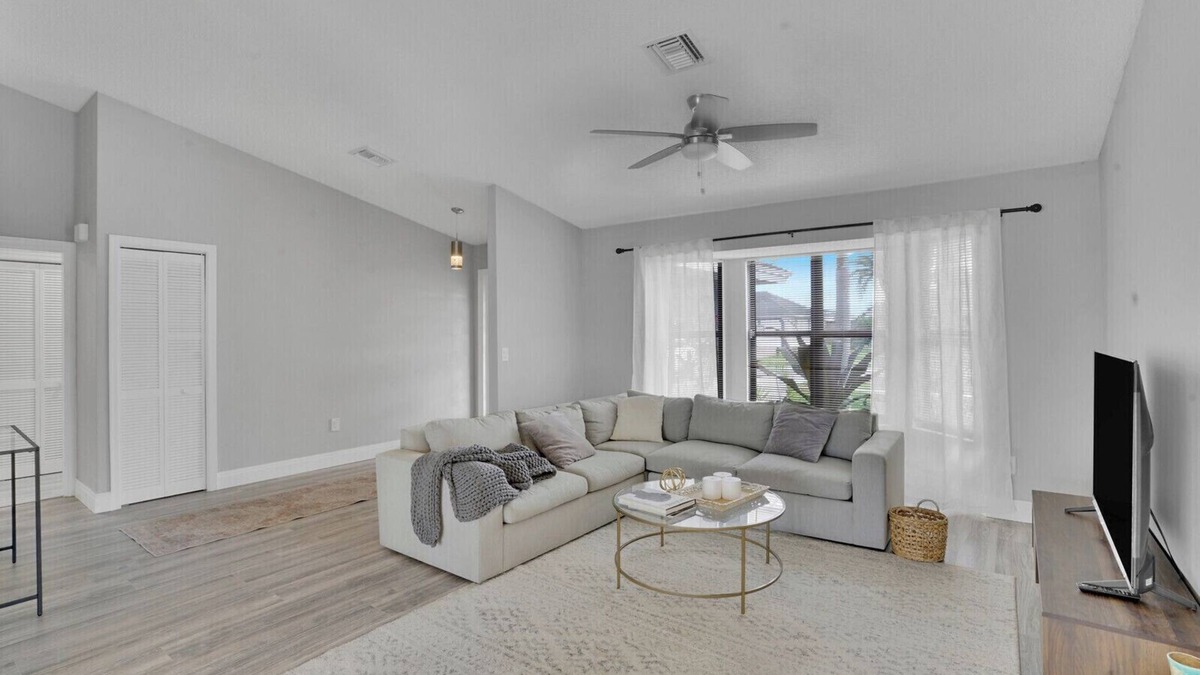 Wellington House | 4 br Luxury Retreat with Heated Pool in Wellington