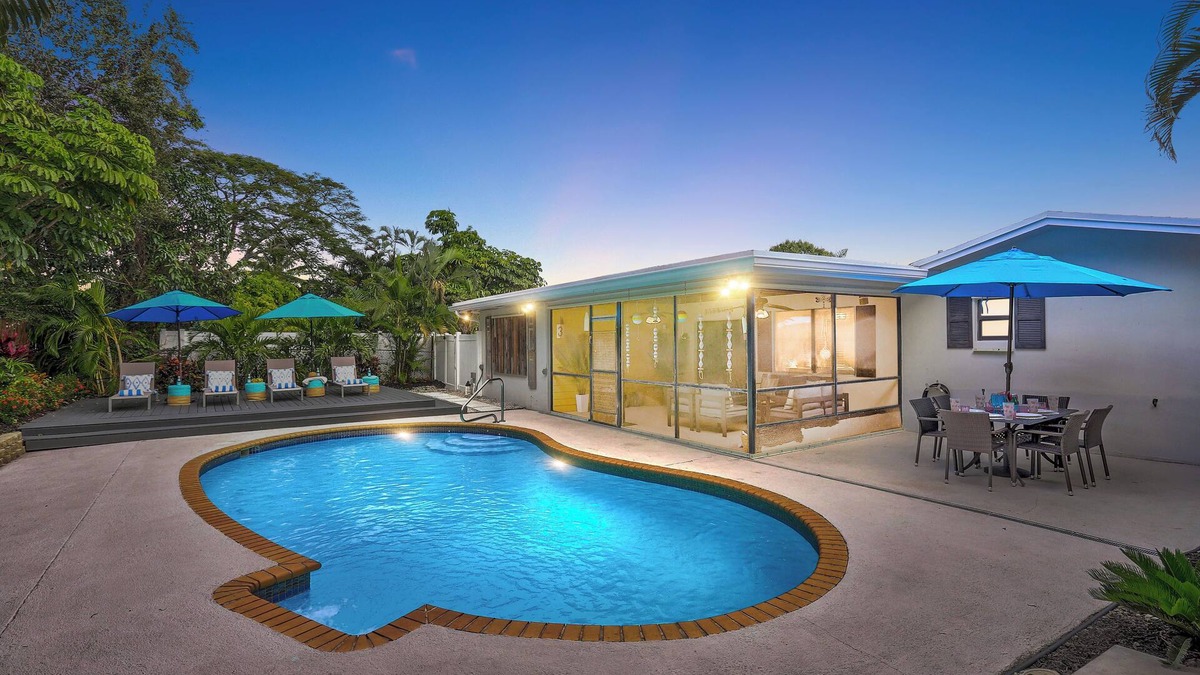 BallenIsles House | 4 BR ☆ SLEEP 10 ☆ PRIVATE GUEST SUITE ☆ HEATED POOL ☆ NEAR BEACHES, WATERPARK & PGA