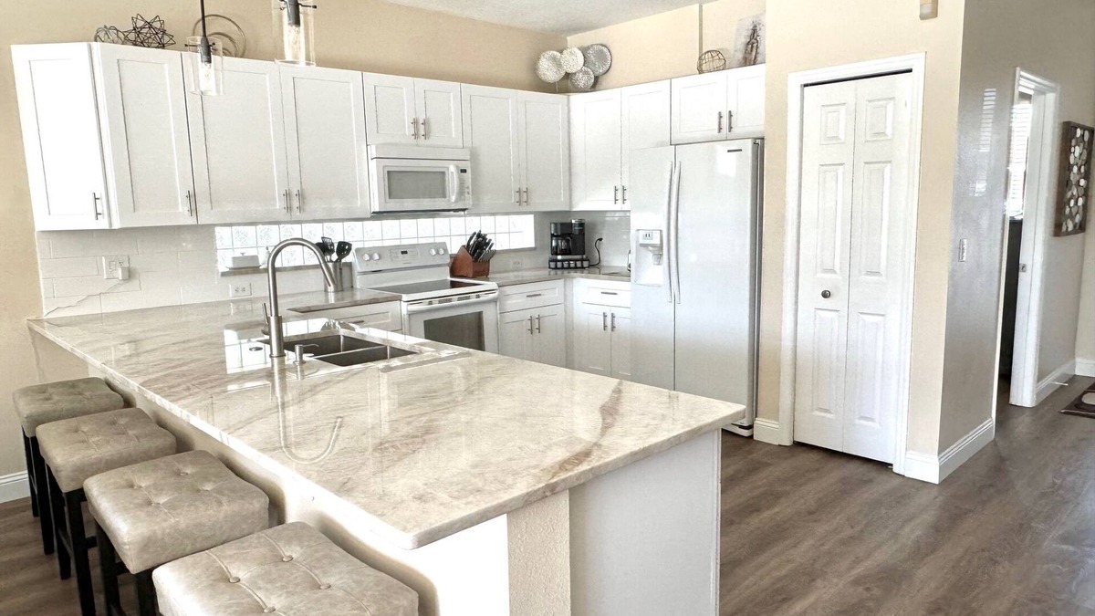 Sunset Lakes House | 4 BR W/Private Pool, Game Room & Wireless Internet