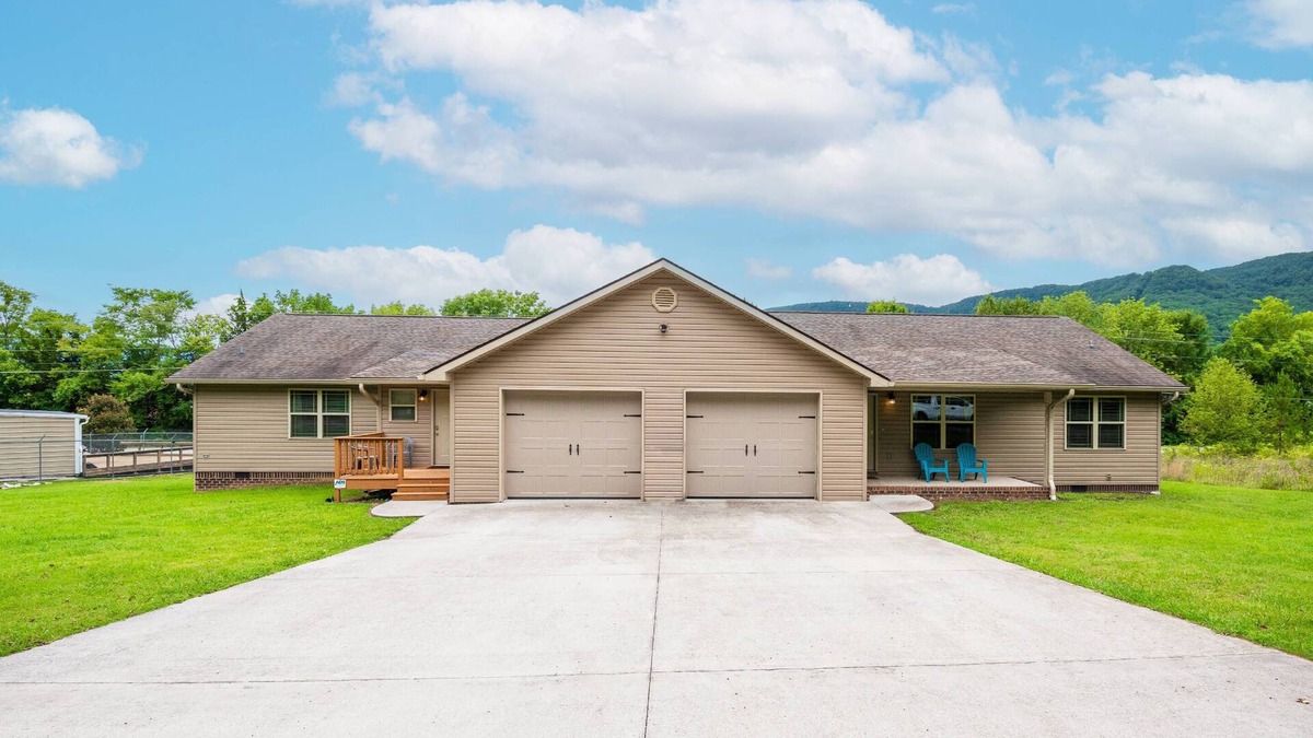 Lookout Valley Neighborhood Association House | 4 BR - Walk to the Venue - 10 minutes to Downtown and Lookout Mountain