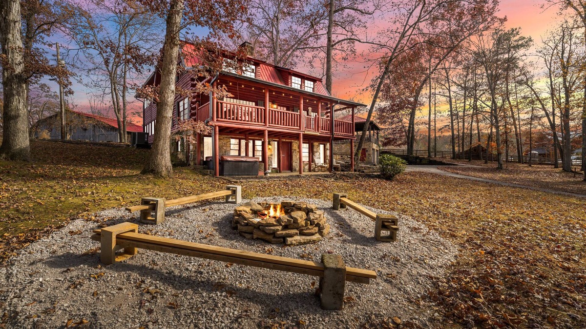 Knoxville Cabin | 4 Cabins, 16acres, UTK/Neyland, Smokies,sleeps 31, FP,Hottubs,Sauna,Fishing,Golf